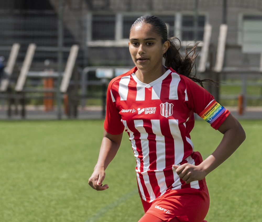 Även i år delas det ut en kaptensbindel i regnbågsfärger till samtliga lag som deltar i cupen.