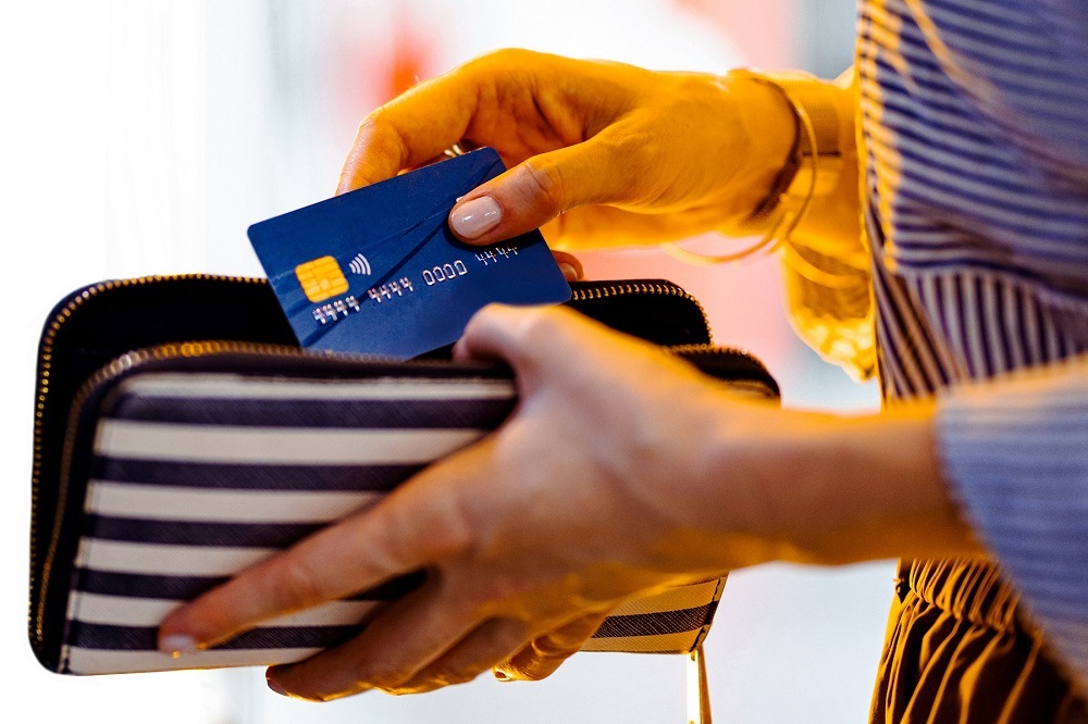 Betala med vanligt betalkort på laddstationer.